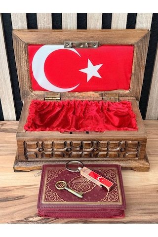 Ceviz El İşlemeli Kur An-ı Kerim Sandığı Türk Bayraklı Kur An-ı Kerim Ve Metal Anahtarlık