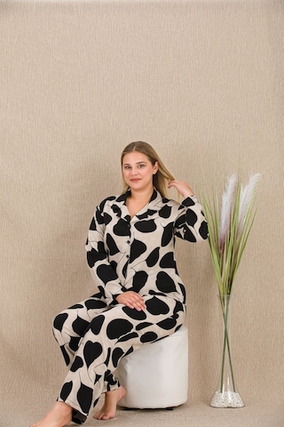 Büyük Beden Siyah Beyaz Kalp Desenli Düğmeli Uzun Kol Viskon Pijama Takımı Görsel
