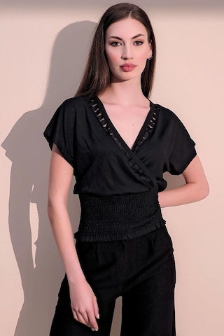 WeShaya Kadın Siyah Kısa Kol Yeni Moda Gipeli Kruvaze Lazer Kesim Detaylı Yaka Kısa Crop Bluz Siyah