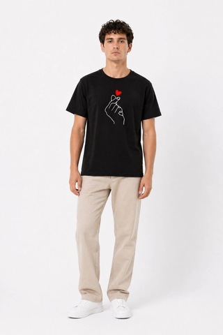 Erkek Kore Parmak Kalp Aşk Temalı Minimal Baskılı Tişört Yazlık Kısa Kol T-shirt - Siyah Çok Renkli