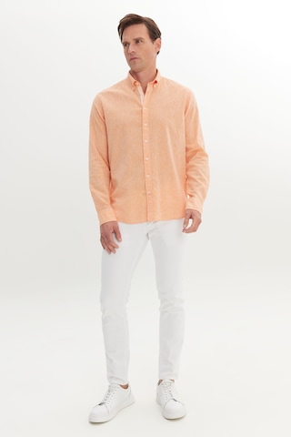 AC&Co / Altınyıldız Classics Erkek Turuncu Pamuklu Keten Comfort Fit Rahat Kesim Düğmeli Yaka Armürlü Gömlek Turuncu