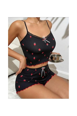 Emvera Kadın Siyah Üstüne Kırmızı Çilek Desenli Askılı Şortlu Pijama Takımı