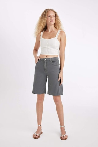 Defacto Normal Bel Kısa Paça Gabardin Bermuda Şort D0965AX24SMGR449 Gri