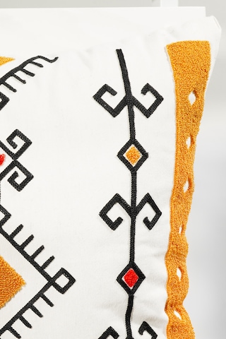 Beyaz Kumaş Punch Nakışlı Dekoratif Kırlent Kılıfı 45 X 45 Cm