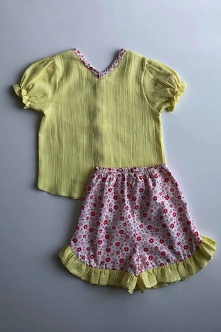 Bertuğ Bebek Fırfırlı Çiçekli Şile Bezi Sarı Kız Çocuk Bebek Şort Takım 001
