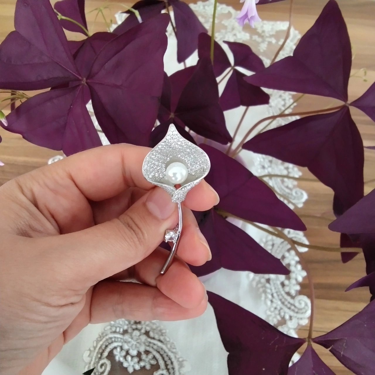 925 Ayar Gümüş Kadın Broş- İncili Lale Detaylı Gümüş