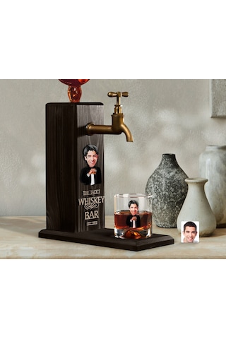 BK Gift Kabartmalı Karikatür Figürlü Musluklu Siyah Ahşap İçki Standı ve Viski Bardağı Hediye Seti, Arkadaşa Hediye, Sevgiliye Hediye-3