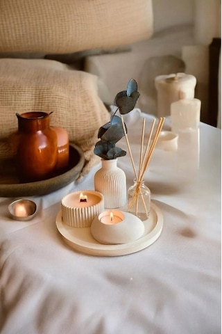 Akronistone Dekoratif Tepside Vanilya Kokulu Ahşap Fitil Mum Tealight Mumluk ve Oda Kokusu 5'li Set Akronistone Dekoratif Tepside Vanilya Kokulu Ahşap Fitil Mum Tealight Mumluk ve Oda Kokusu 5'li Set