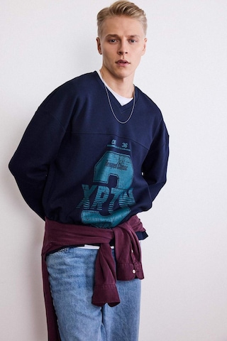 Defacto Boxy Fit V Yaka Baskılı Sweatshirt G6473ax25wnnv253 Lacivert-nv253