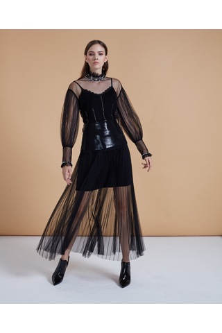 Transparan Yaka Ve Kol Detaylı Dantel Garnili Bluz Romantik Ve Zarif Tasarım Siyah