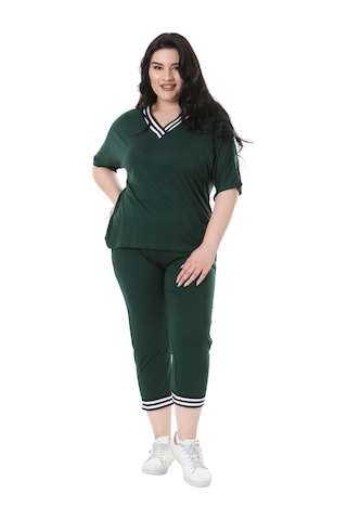 Melsay Butik Zümrüt Yeşil V Yaka Şerit Detaylı Kısa Kollu Beli Lastikli Kapri Takım Yeşil