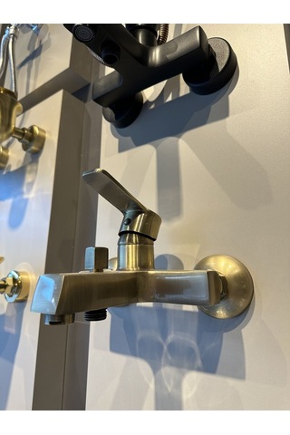 İsaoğlu Yapı Banyo Bataryası Mat Altın Banyo Musluğu Kare Modern Tasarım Fırçalanmış Gold Gold