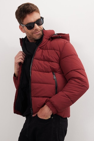 Tudors Erkek Relax Fit Rahat Kesim Çift Cepli Çıkarılabilir Kapüşonlu Sıcak Tutan Bordo Şişme Mont-41930 Bordo