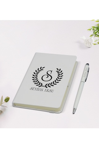 Kişiye Özel Çelenk Baş Harfli İsimli 9X14Cm Beyaz Defter Ve Kalem N11.1068