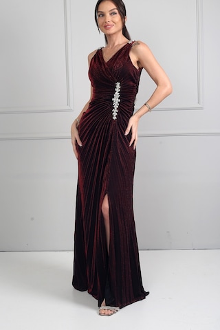 By Saygı Kadın Kruvaze Yaka Omuzu Kalın Taş Detaylı Önü Taşlı Büzgülü Yırtmaçlı Uzun Abiye Elbise Bordo