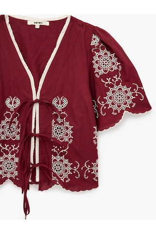 Koton Pamuklu Kısa Kollu Nakışlı Brodeli Fiyonklu Önden Bağlamalı Bluz Bordo Desenli 6sak60327uw