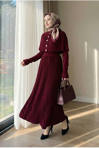 Qeteen Pelerin Detaylı Pliseli Tesettür Triko Elbise Bordo Bordo