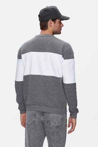 Ucla Archer Koyu Gri Bisiklet Yaka Nakışlı Loose Fit Erkek Sweatshirt Koyu Gri