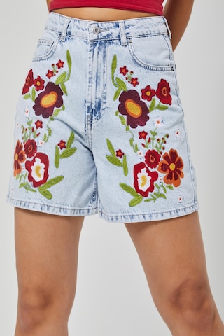 it's basic Kadın Ice Kot Rengi 3s5-3 Kırmızı Çiçek Nakışlı Midi Boy %100 Koton Rahat Kesim Tasarım Denim Şort Ice Rengi