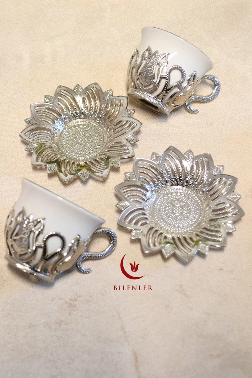 2 Li Gümüş Desenli Zemzem Takımı Ve Kahve Fincanı Seti Metal Tabağı Ve Fincan Altlığıyla Şık Sunum Beyaz