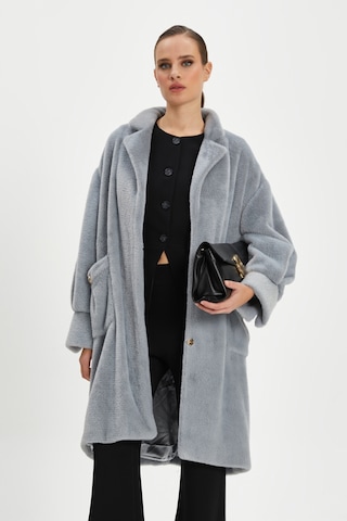 Kadın Oversize Kürk Kaban - Yumuşak Dokulu, Şık Ve Modern Tasarım - Günlük Ve Özel Kullanım İçin İdeal Gri