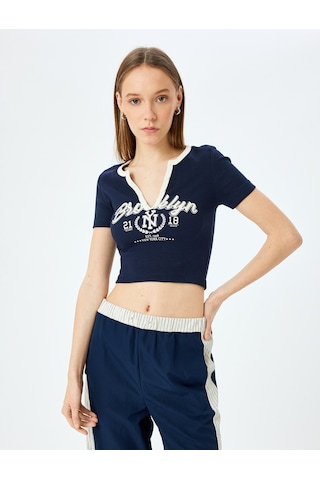 Koton V Yaka Crop Slim Fit Kolej Baskılı Düğmeli Tişört Lacivert 5sal10216ık Lacivert