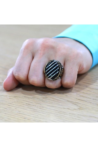 Erzurum Oltu Taşı Üzerine Gümüş Çapraz Şerit İşlemeli Koleksiyonluk 925 Ayar Gümüş Erkek Yüzük Gümüş