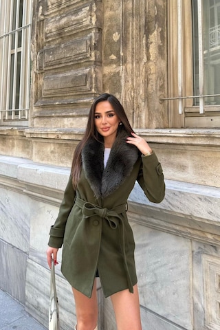 Neşeli Butik Kadın Cep Detaylı Kuşaklı Yaka Kürklü Kısa Kaşe Kaban Nbstr1019 Haki