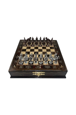 Gifthome Premium Orta Boy Metal Truva & Sparta Satranç Takımı Ve Sandıklı Masif Ahşap Satranç Tahtası 28x28x5,5 Cm.
