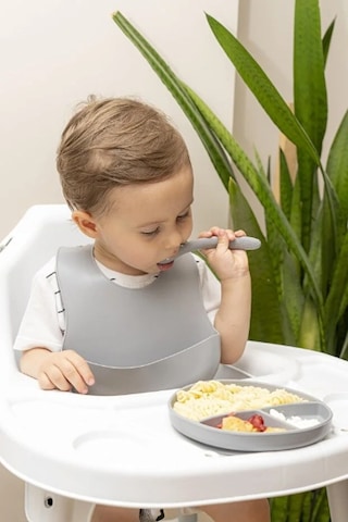 Gri 3 Lü Silikon Yemek Seti Önlük + Diş Kaşıyıcılı Kaşık + Vakumlu Tabak
