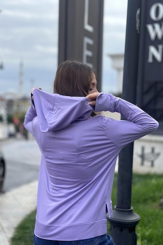WeShaya Kadın Lila Uzun Kol, Yırtmaç Detaylı, Arma Ve Yazı Detaylı, Kapüşonlu Sweatshirt Bluz Lila