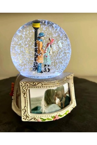Kişiye Özel Fotoğraflı Mega Boy Otomatik Kar Püskürtmeli Işıklı Müzikli Kar Küresi - Pil Ve Hediye Paketi Dahil 16 Cm X 12 Cm
