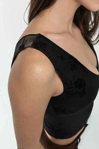 Hiccup Dantel Detaylı V Yaka Crop Top Siyah
