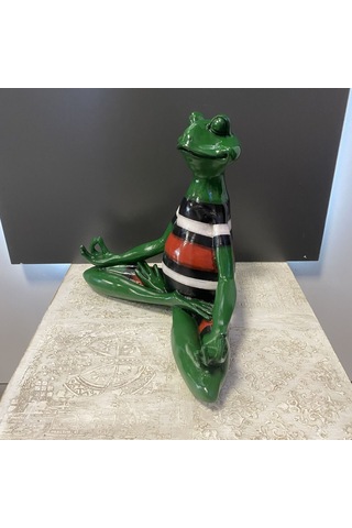 Elleri Açık Yoga Yapan Kurbağa