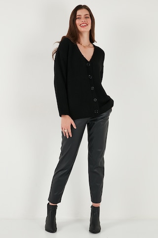 Lela Regular Fit V Yaka Düğmeli Triko Bayan Hırka 4616229 Siyah