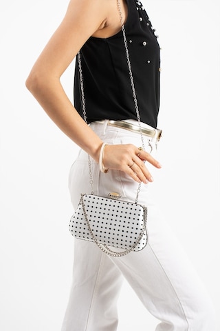 Lebibe Shoes Polkıa Beyaz Saten Kumaş Puantiye Desenli Zincir Askılı Klips Kapamalı Clutch Çanta