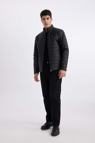 DeFacto Su İtici Slim Fit Suni Deri Mont Dar Kesim Dik Yaka Fermuarlı Cepli B3568AX24SPBK27