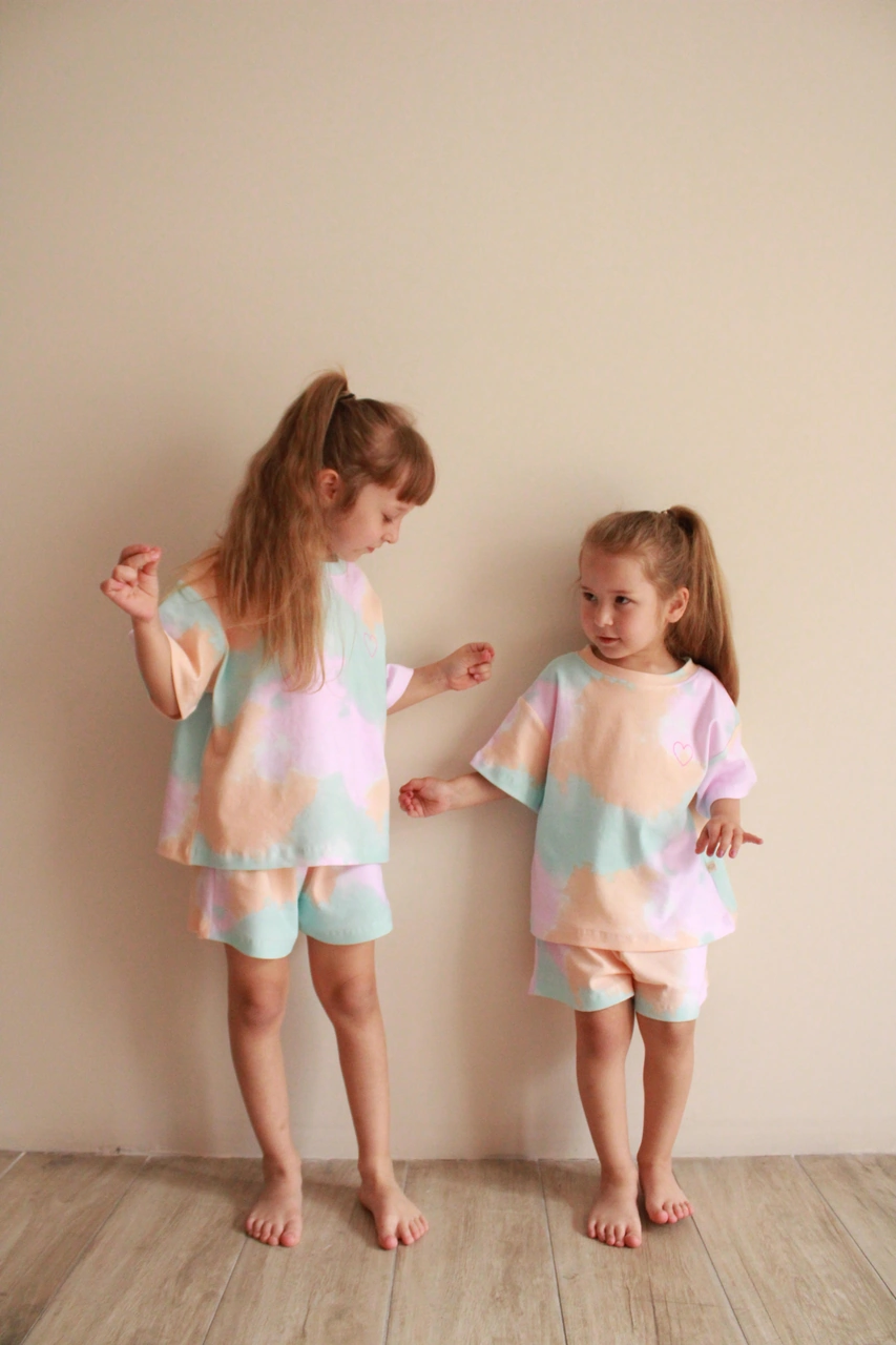 Batik Desenli Kalp Nakışlı Şortlu Takım Çok Renkli