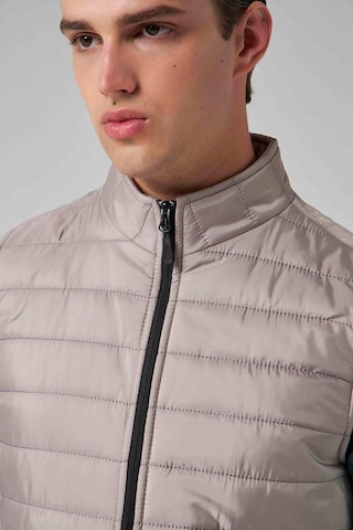 Ds Damat Regular Fit Gri Dik Yaka Elyaf Dolgulu Mevsimlik Fermuarlı Yelek Mont 7HF07ORT42611