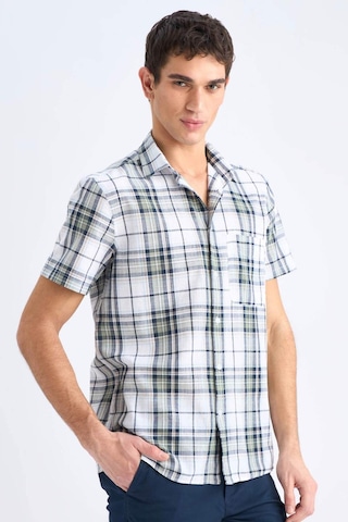 DeFacto %100 Pamuk Regular Fit Yazlık Polo Yaka Kareli Kısa Kollu Gömlek D7553AX25SPWT34