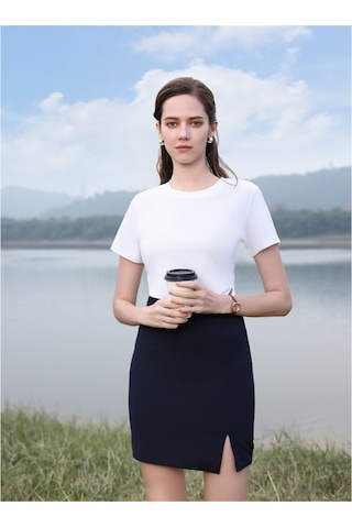 New Performance Premium Basic T-shirt %52,2 Polyester %37,1 Pamuk %3,2 Asetat Lifi %2,6 Dut İpeği %2,5 Keten %2,4 Spandeks Beyaz