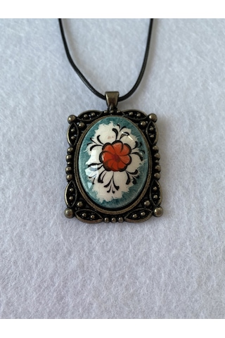 Iznik Çini Çiçek Figürlü Deri Ipli Kolye Model 4 Beyaz