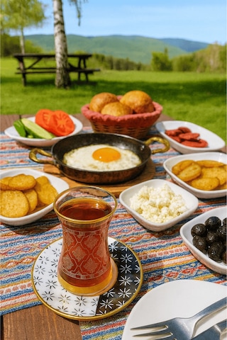 12'li Altın Yaldızlı İnce Belli Cam Çay Bardağı Ve Desenli Çay Tabağı Çok Renkli