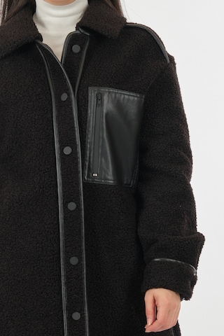 Ekol Düz Yaka Büyük Beden Cepli Uzun Kollu Siyah Kadın Manto 2220 001