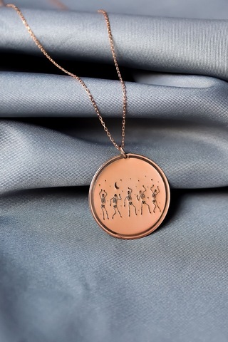 925 Ayar Gümüş Rose Kaplama Cadılar Bayramı, İskelet Dansı Çizimli Plaka Kolye