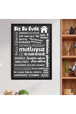 Bu Evde Her Zaman Gülümseriz Yazısı Siyah Çerçeve Görünümlü Beyaz Zemin Siyah Yazılı 40x55 Pvc 1mm