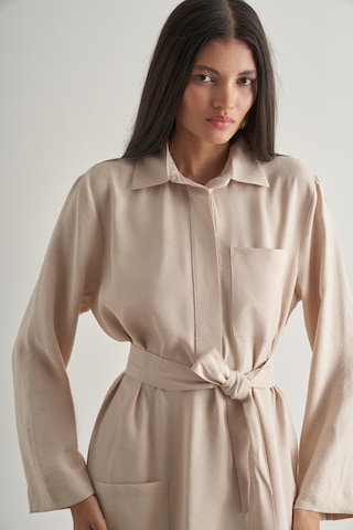 Mizalle Modal Karışımlı Kuşaklı Taş Rengi Uzun Gömlek Elbise Taş