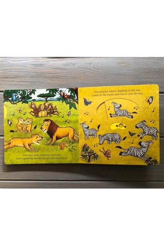 In the Jungle : A Push Pull Slide Book - Axel Scheffler - Pan MacMillan