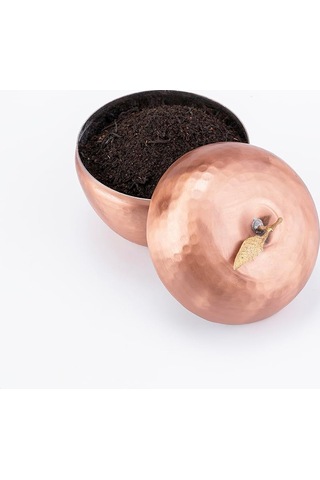 El İşi Bakır Elma Şeklinde Baharatlık, Mat Bakır Kaplama, Altın Yaprak Detaylı, Kalaylı İç Yüzey, 10.5 Cm Çap, Otantik Dövme Tasarım, Mutfak Dekoratif Çok Renkli