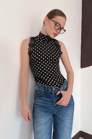 Verymoda Puantiyeli Balıkcı Yaka Sıfır Kol Dantel Detaylı Bluz D3014 Siyah